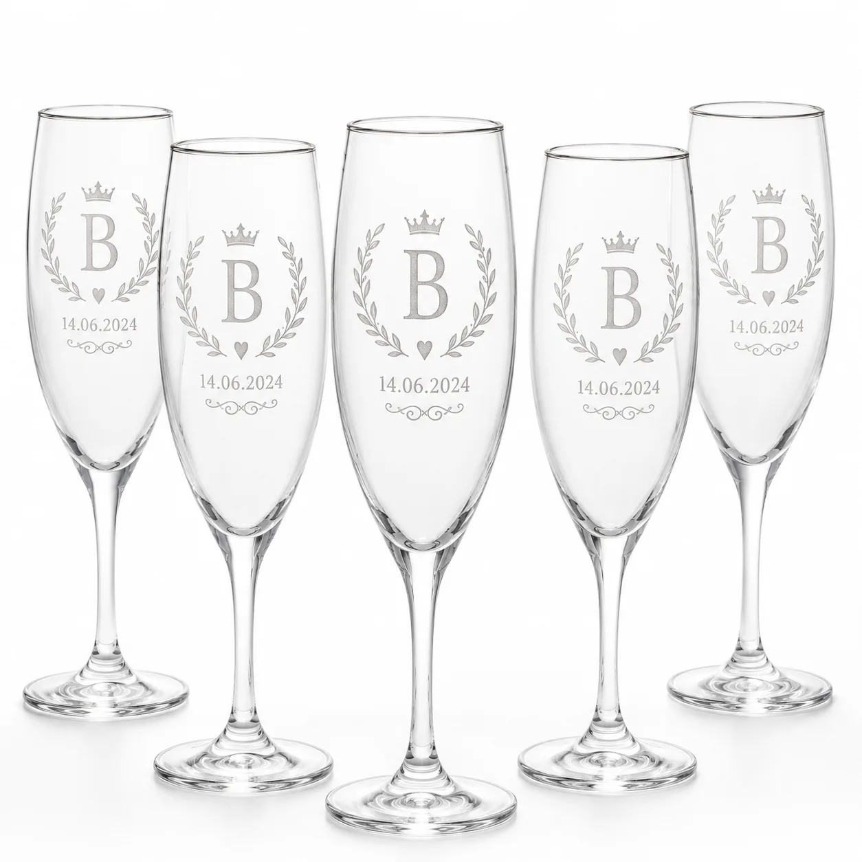 Set gravierter Champagnergläser mit Braut-Monogramm und Hochzeitsdatum — elegant auf weißem Untergrund