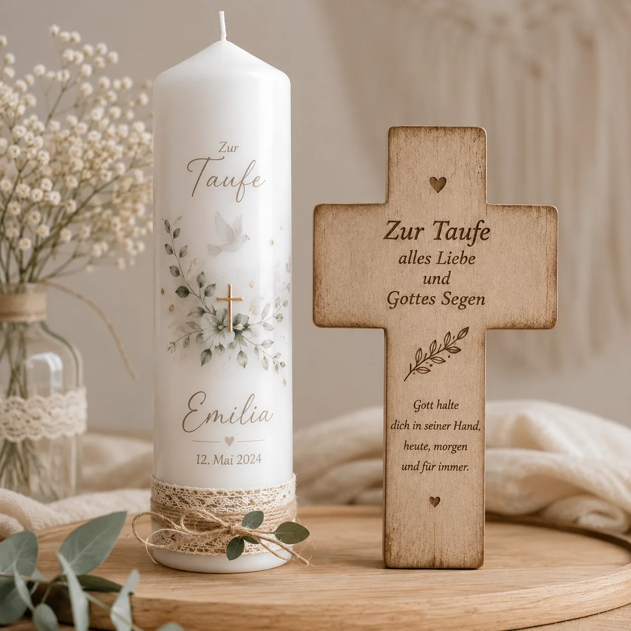 Graviertes Holzkreuz mit Taufname und Datum auf natürlichem Birkenholz — dezente Schrift, klare Gravur