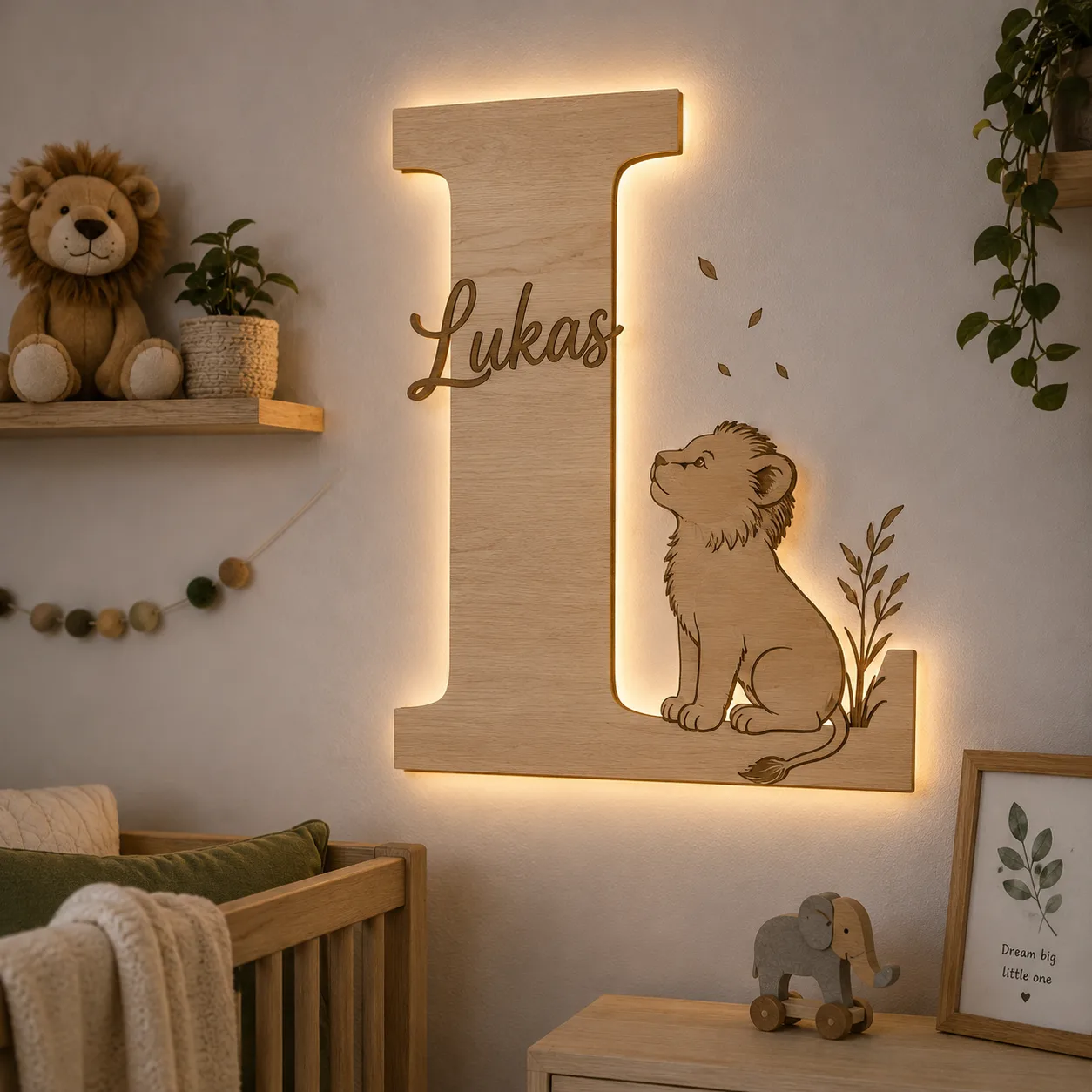 Kinderzimmerwand mit personalisierten Holzbuchstaben und gravierten Tiersilhouetten