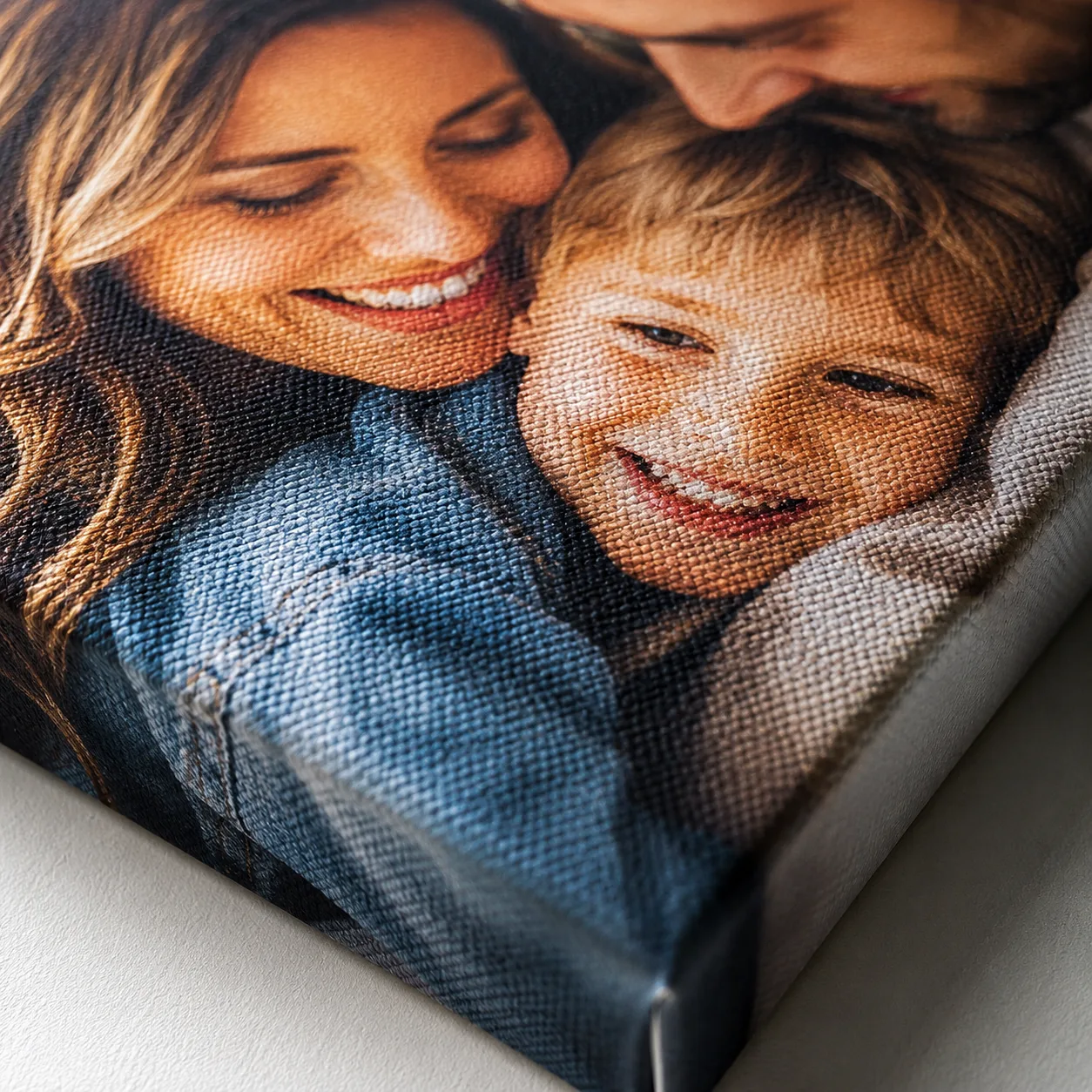 Nahaufnahme UV-gedruckte Leinwand — sichtbare Gewebetextur unter brillanten Farben